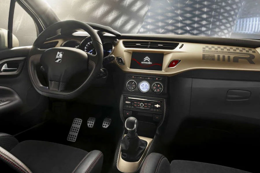 El interior del Citroën DS3 Racing Gold Mat también cuenta con el tono dorado mate presente en el techo.