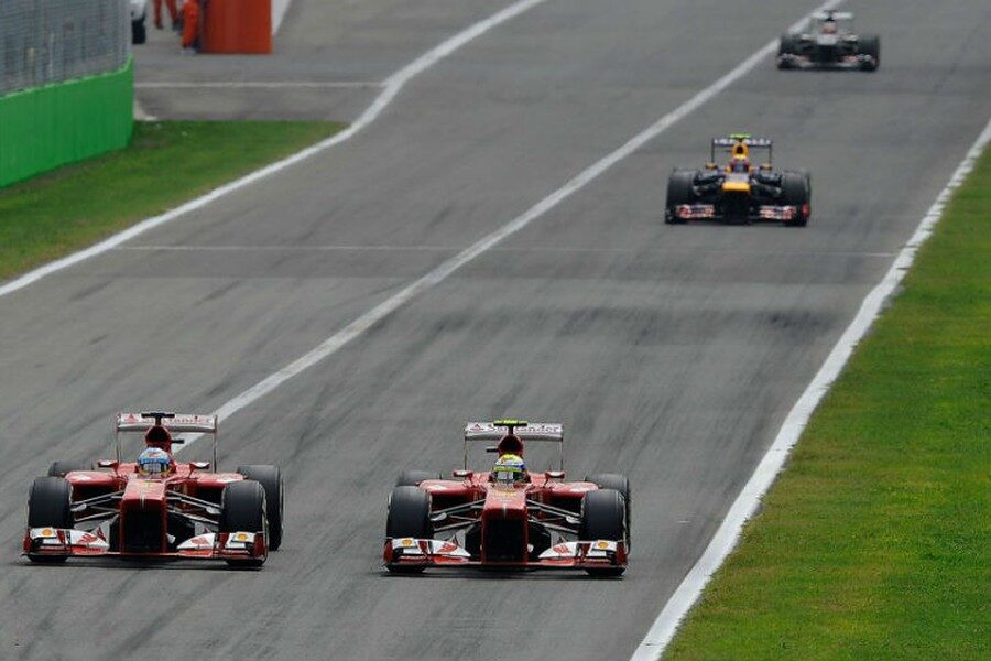 Alonso, en el momento de adelantar a Massa poniéndose segundo en Monza.