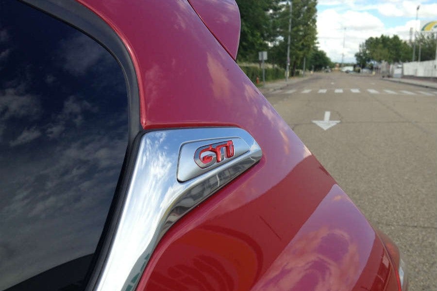 El logotipo GTi aparece bien visible justo detrás de las ventanas traseras.