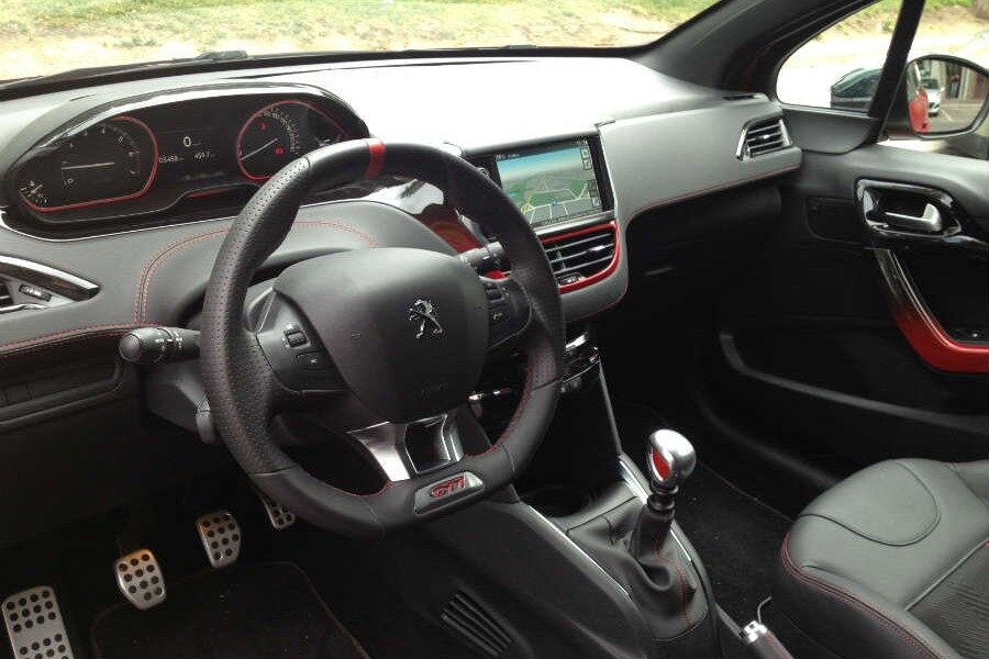 El diseño interior del Peugeot 208 GTi es tan acertado o más que el exterior.