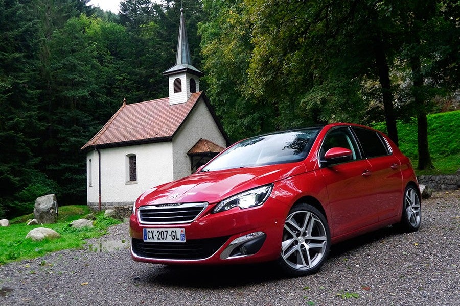 El color rojo sienta bien a este Peugeot.