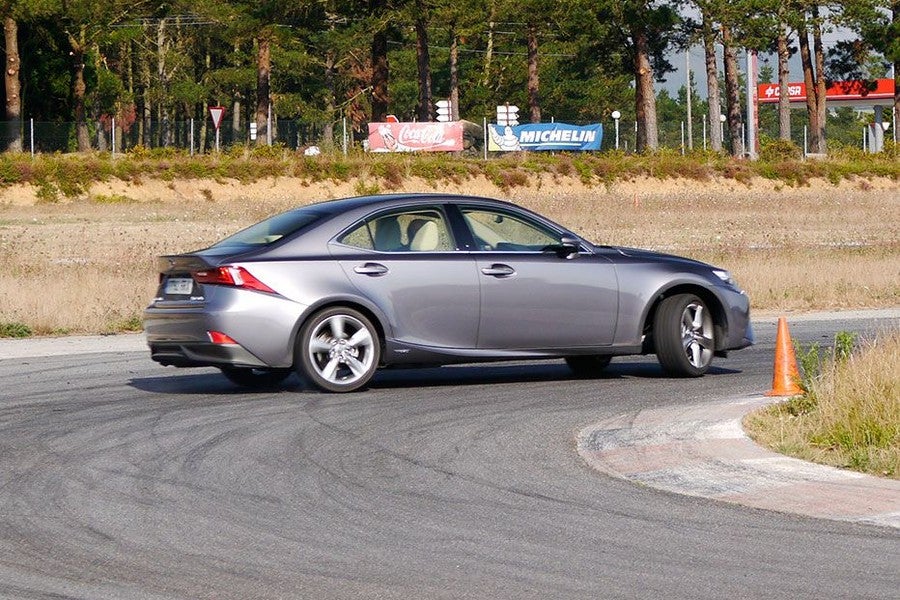 El Lexus tiene un comportamiento muy seguro, llegar a este extremo es casi imposible.
