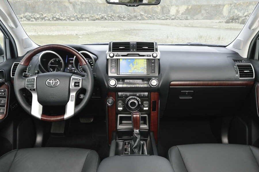 El interior del Toyota Land Cruiser recibe también algunas novedades.