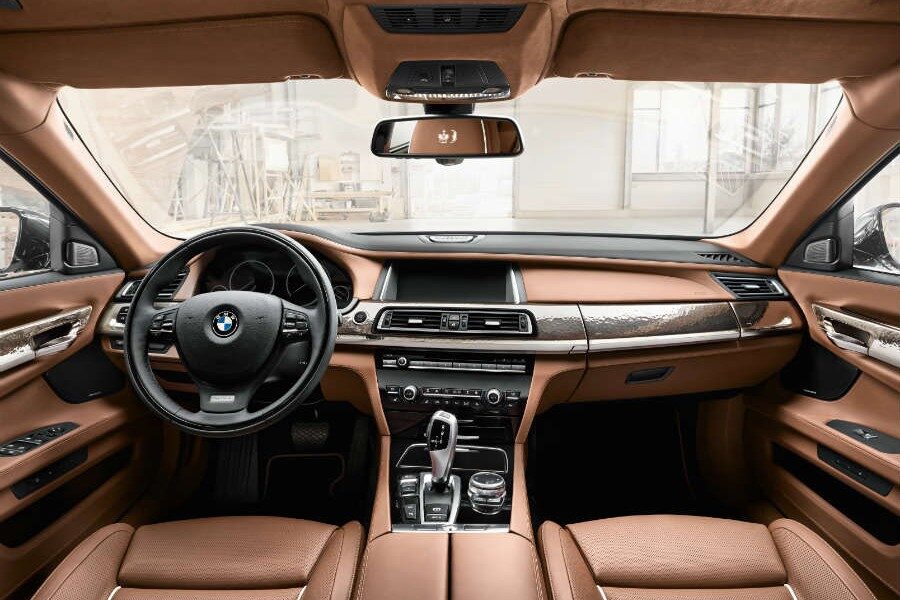 El interior del BMW Individual 760Li Sterling Robbe & Berking también presente detalles distintivos.