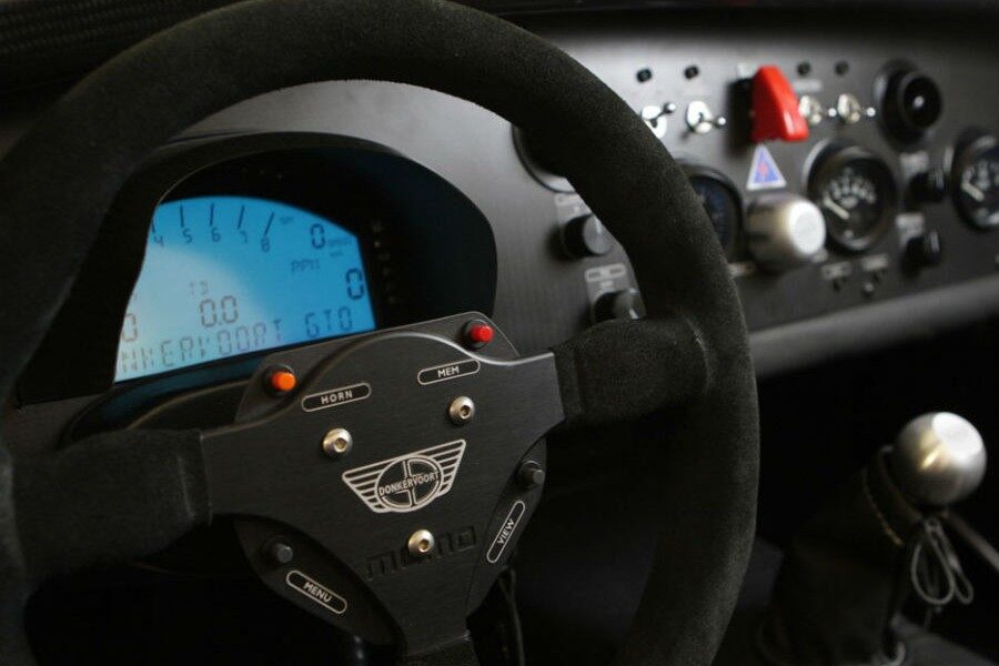 El interior del Donkevoort D8 GTO difiere poco del de un coche de carreras.