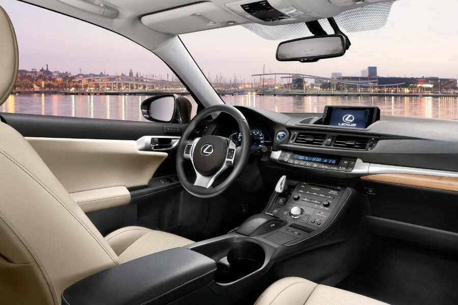 Así es el interior del Lexus CT 200h Hybrid Plus.