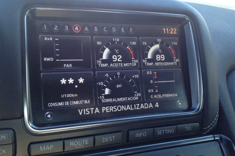 La pantalla del Nissan GT-R muestra todos los datos de rendimiento que te puedas imaginar.
