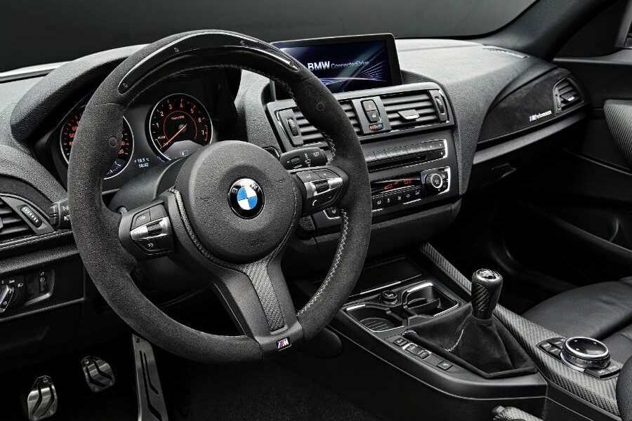 El volante del BMW Serie 2 M Performance es de lo más espectacular del pack.