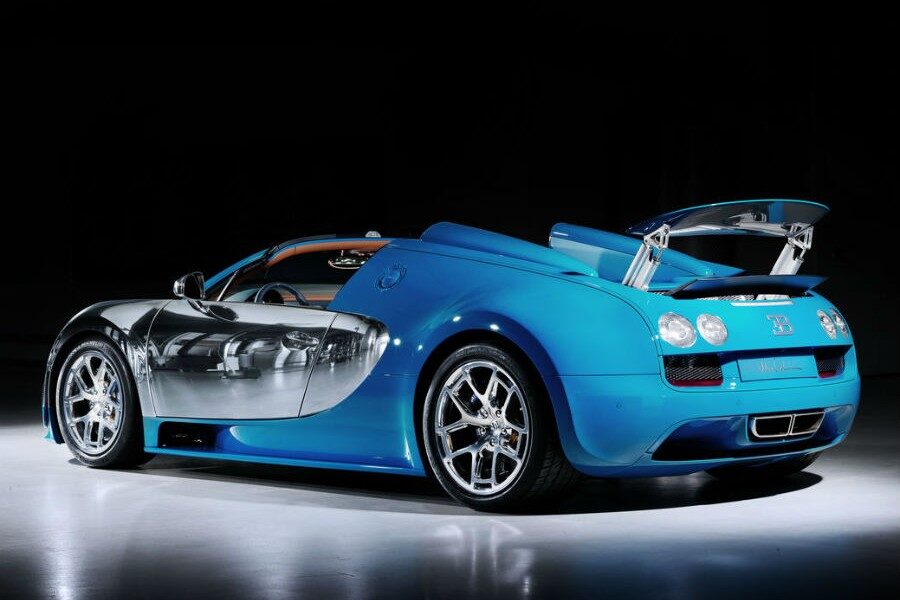 La mezcla de azul con aluminio pulido hace más espectacular si cabe al Bugatti Veyron.