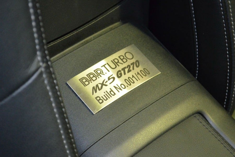 Una placa numerada situada en el interior del MX-5 marca la unidad de la serie limitada de cada uno de los coches fabricados.