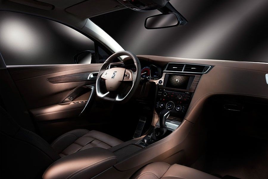 El interior es lujoso y elegante.