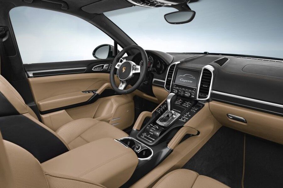 Así es el interior del Porsche Cayenne Platinum Edition.