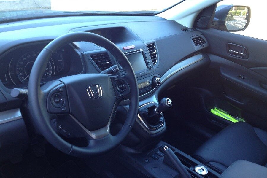 Lo único que no convence del interior del Honda CR-V es la posición de la palanca de cambios, al estilo de una furgoneta.