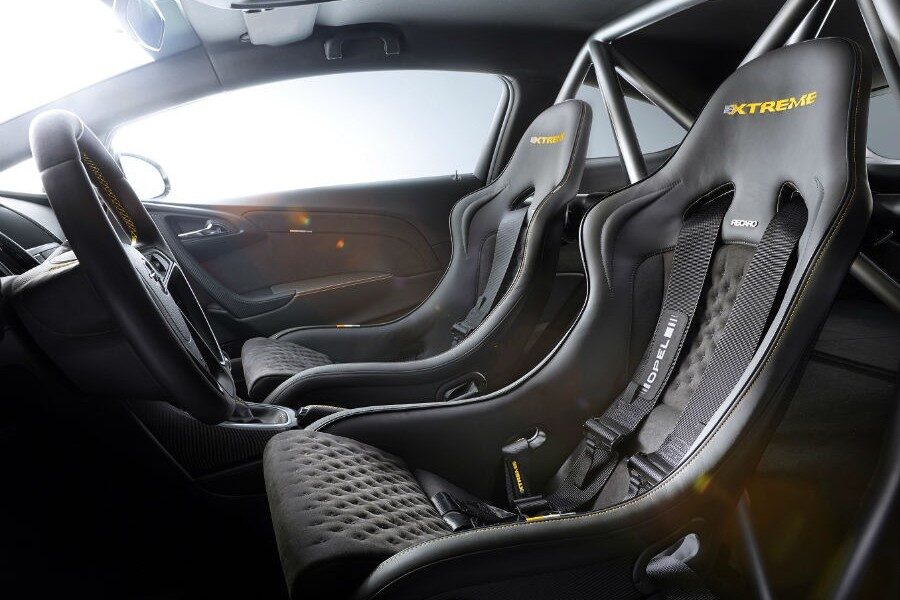 Los asientos traseros no existen en el Astra OPC Extreme, habiéndose sustituido por una jaula de seguridad.