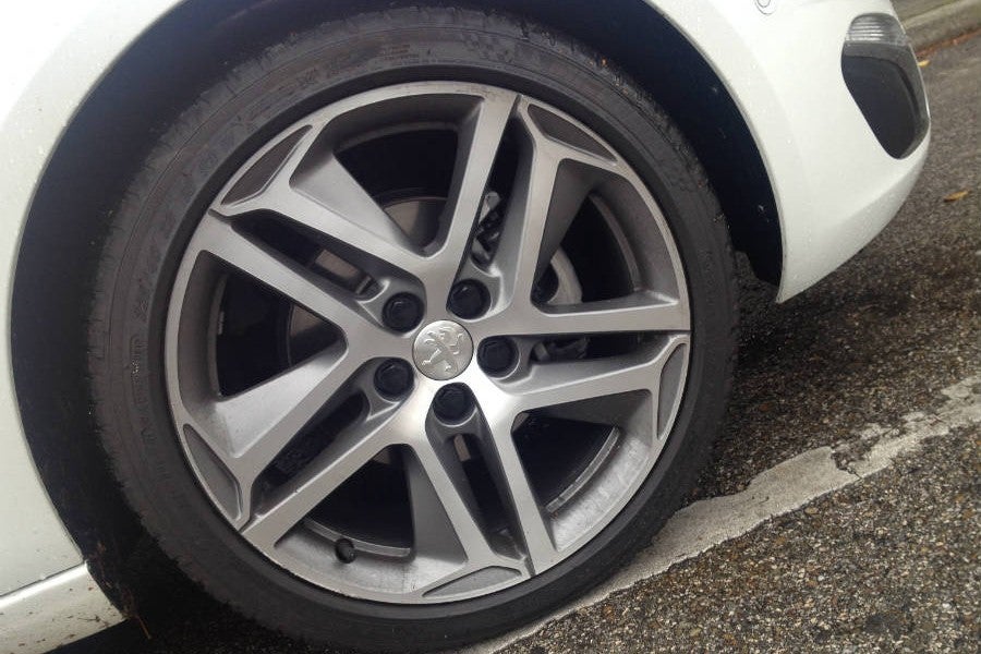 Las llantas de esta versión del Peugeot 308 le aportan un toque extra de deportividad, a pesar de contar con un motor más orientado al uso diario y convencional.