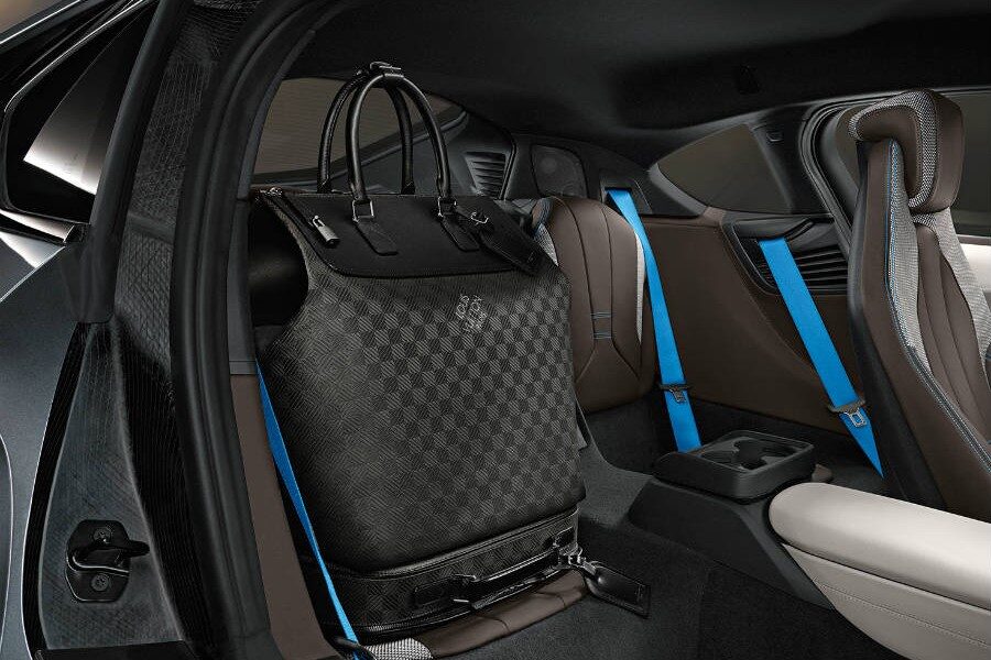 Louis Vuitton crea un juego de maletas a imagen y semejanza del BMW i8.