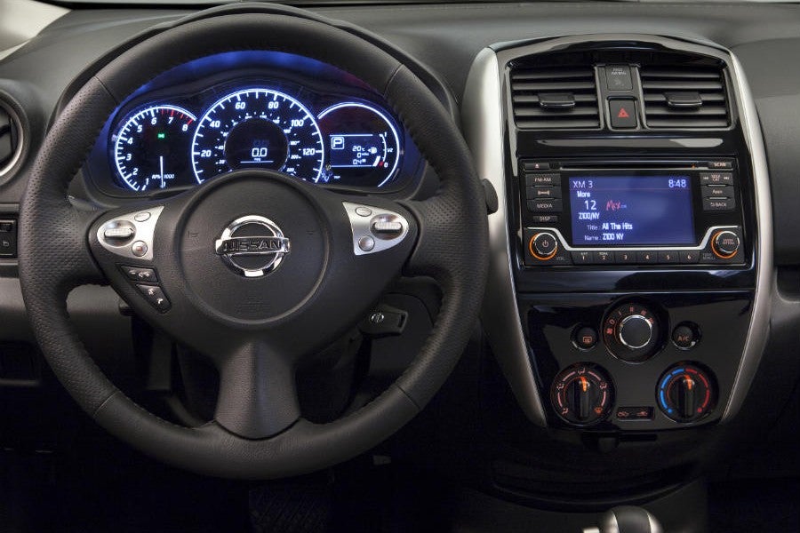 El interior del Nissan Note SR también tiene un toque más deportivo que la versión convencional.