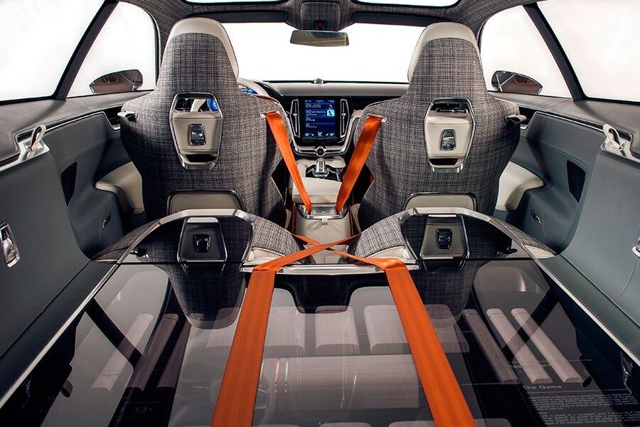 Los cinturones de seguridad son claves en el diseño interior.