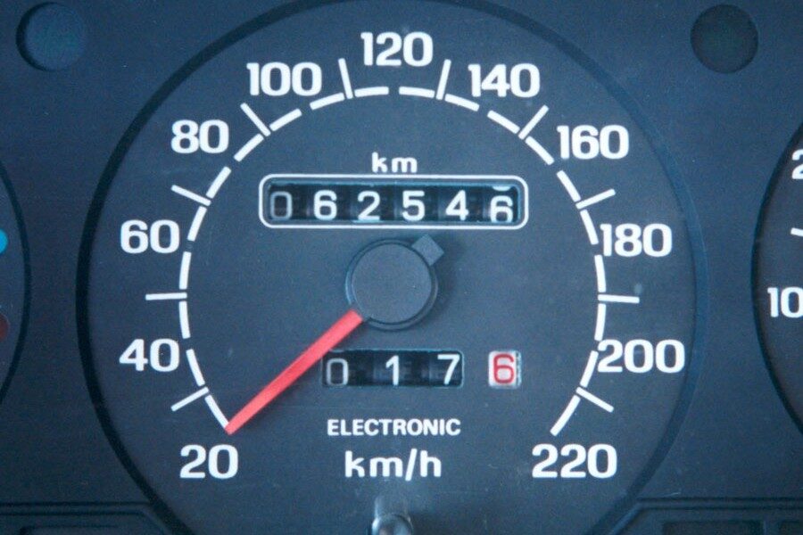 Trucar el cuentakilómetros de un coche de segunda mano es una estafa tan antigua como la propia automoción.
