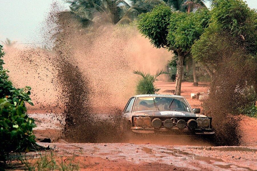 Un coche de lujo atravesando África. Mercedes SLC.