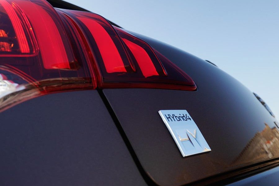 Hybrid4 y las tres lamas verticales diferencian a los Peugeot modernos.