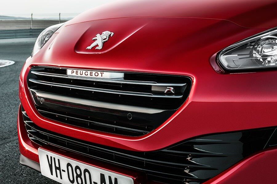 Las letras de Peugeot en rojo diferencian al R.