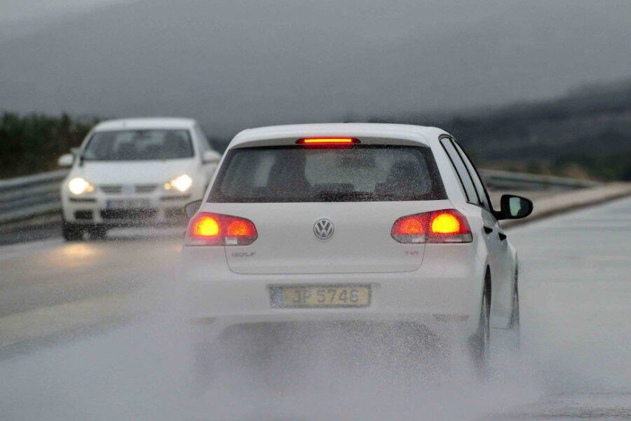 ¿Qué precauciones debemos tomar al conducir con lluvia?