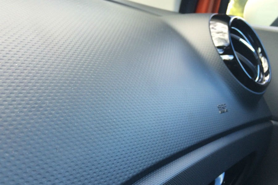 El salpicadero del Renault Captur cuenta con un plástico blando con formas que además aporta un plus estético.