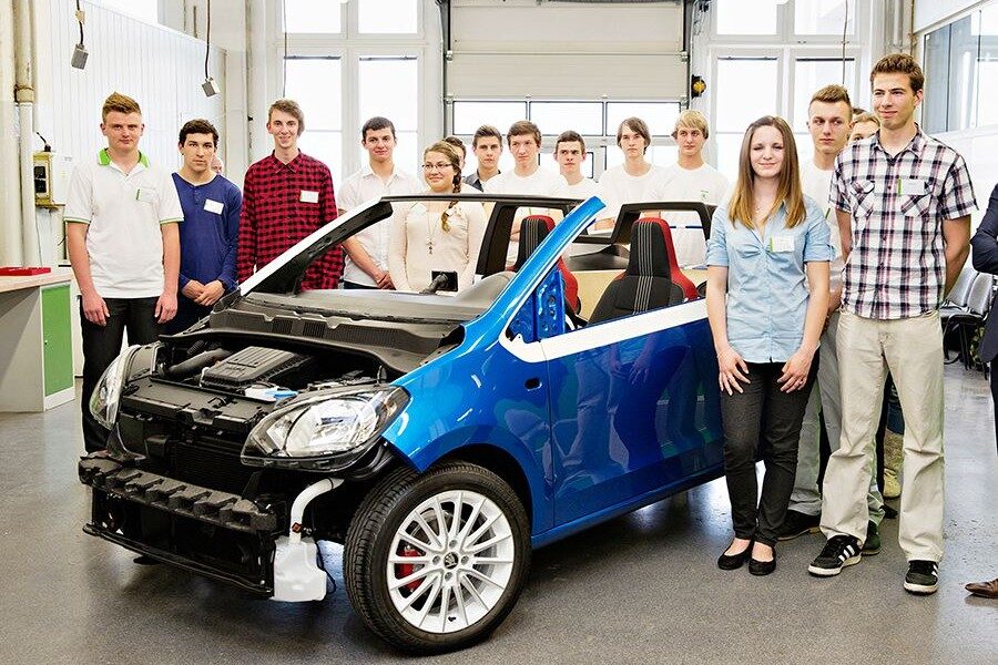 Éstos son los 16 alumnos de la escuela de FP de Skoda que han desarrollado el modelo.