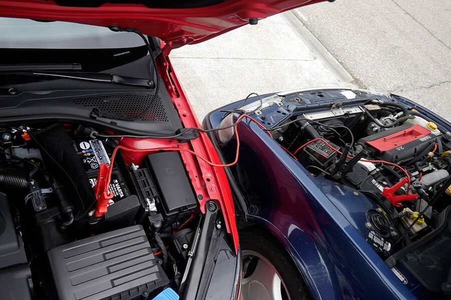 El coche que sirve de ayuda debe estar encendido para evitar descargar su batería también.