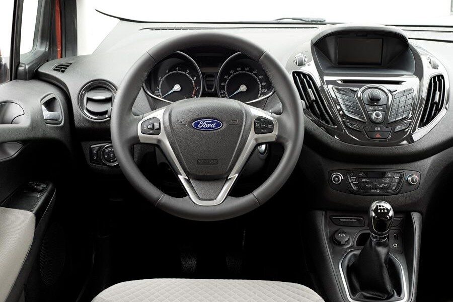 El diseño interior es similar al de otros Ford.