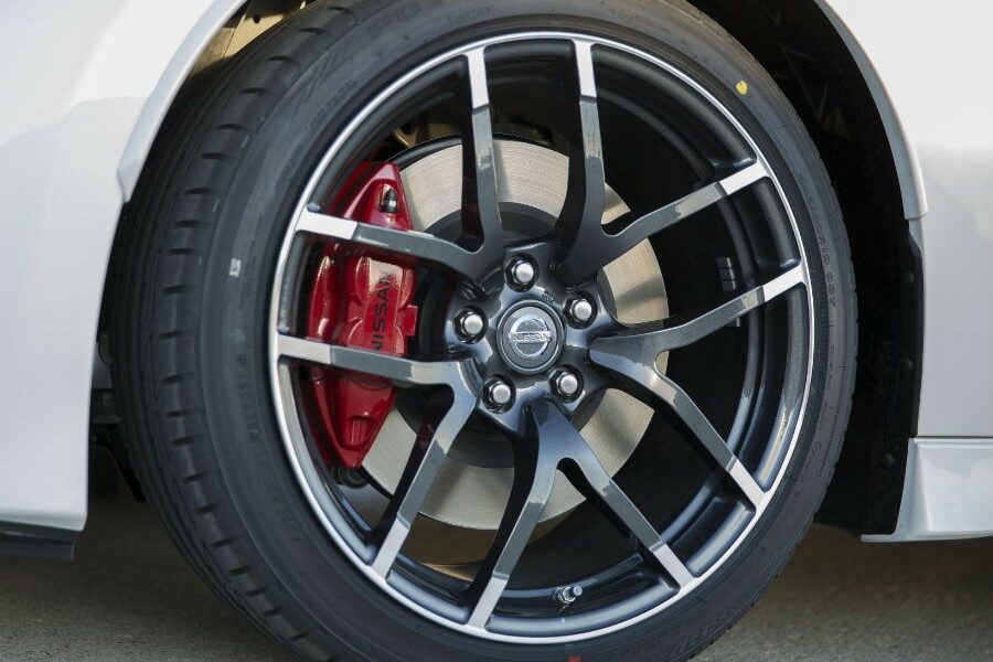 Las llantas de 19 pulgadas del Nissan 370Z Nismo 2015 son de nuevo diseño.