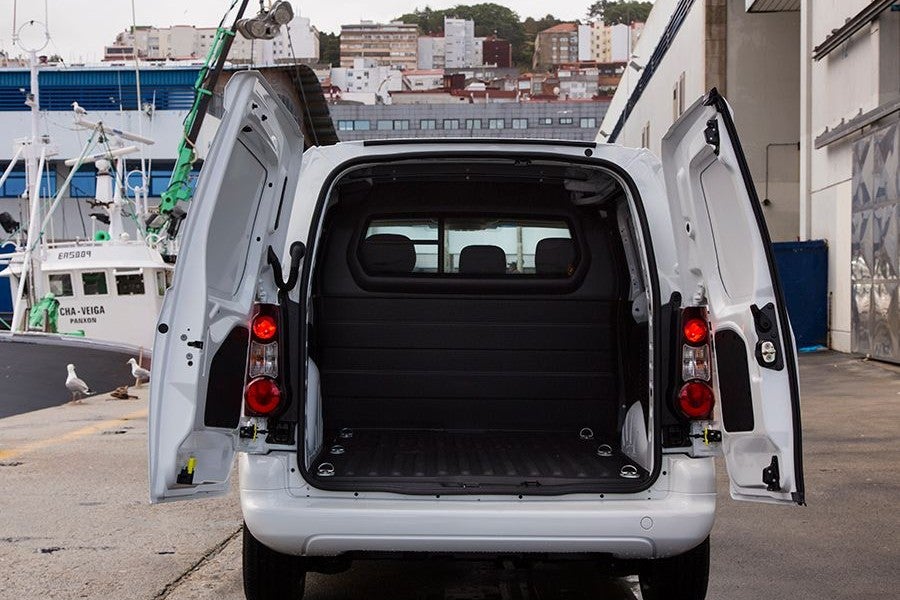 Las puertas abren en dos hojas.