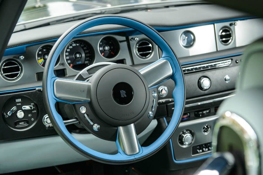Interior del Rolls-Royce Phantom Drophead Coupé Bespoke Waterspeed. Lujo y más lujo.