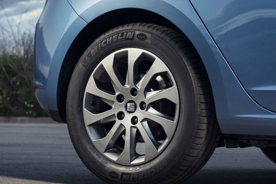 Las llantas de 16 pulgadas y unos neumáticos de baja fricción son dos de las señas de identidad del Seat León Ecomotive.