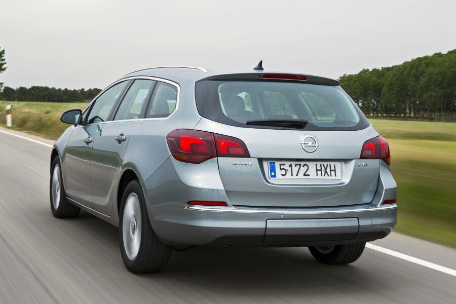 La versión familiar del Astra tiene un precio de partida de 22.650 euros si lo equipamos con el motor 1.6 CDTI.