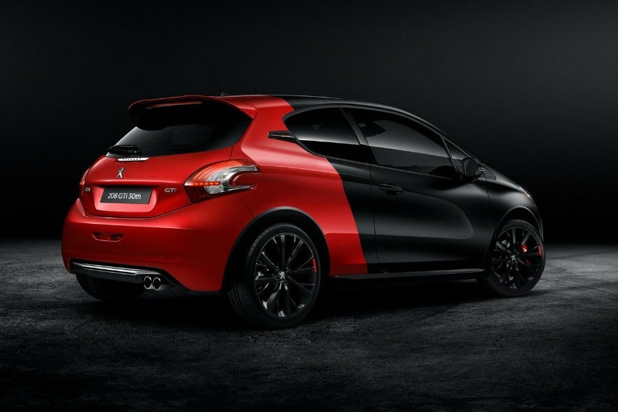 La decoración bicolor del Peugeot 208 GTi 30 Aniversario es espectacular.