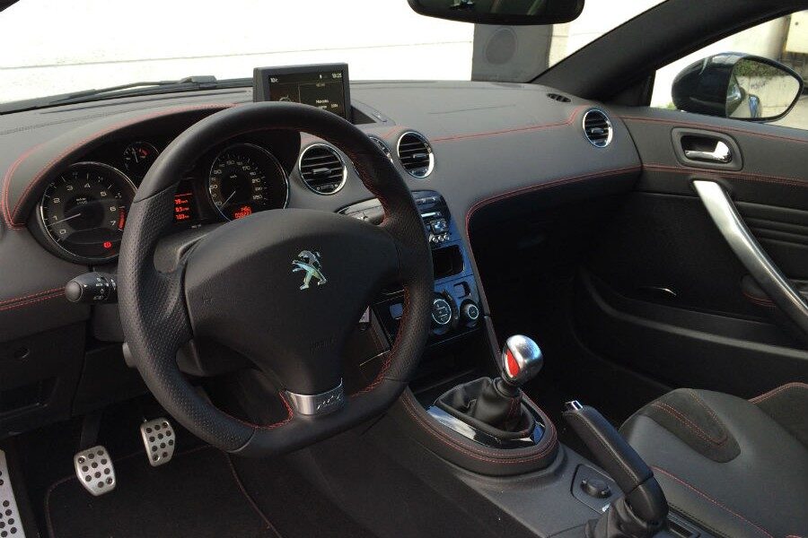 El interior del Peugeot RCZ R destila deportividad por los cuatro costados.