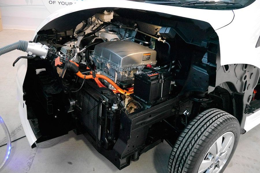 El motor ocupa poco espacio y va muy centrado en el vano delantero.