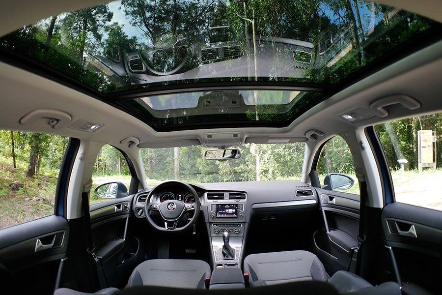 El interior es amplio y luminoso gracias al techo panorámico.