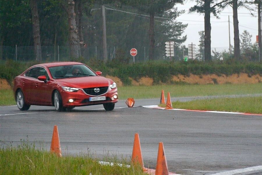 El comportamiento del Mazda6 es muy ágil y noble, hay que forzar mucho para desequilibrarlo.