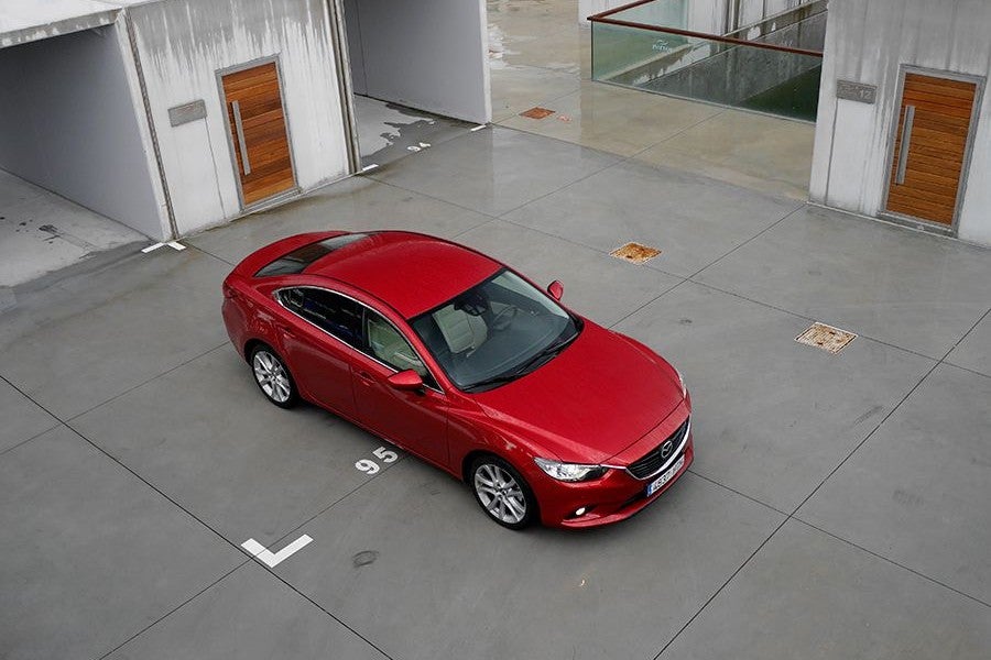 Las formas sinuosas del Mazda6 quedan bien con el color rojo rubí.