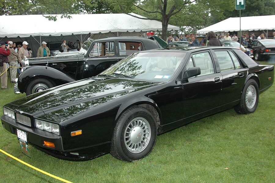 Así era el Aston Martin Lagonda diseñado por William Towns.