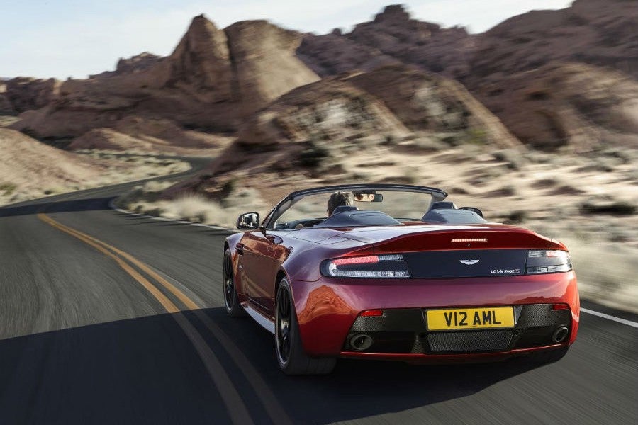 La zaga del Aston Martin V12 Vantage S Roadster enamora a primera vista.
