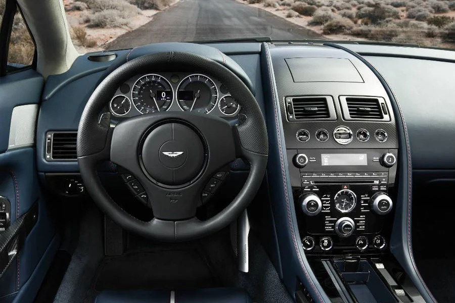 Quizás no es tan espectacular como su imagen externa, pero el interior del Aston Martin V12 Vantage S Roadster destila calidad por los cuatro costados.