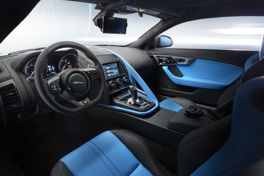 El interior del Jaguar F-Type Coupé Sky Team también hereda los colores del equipo.