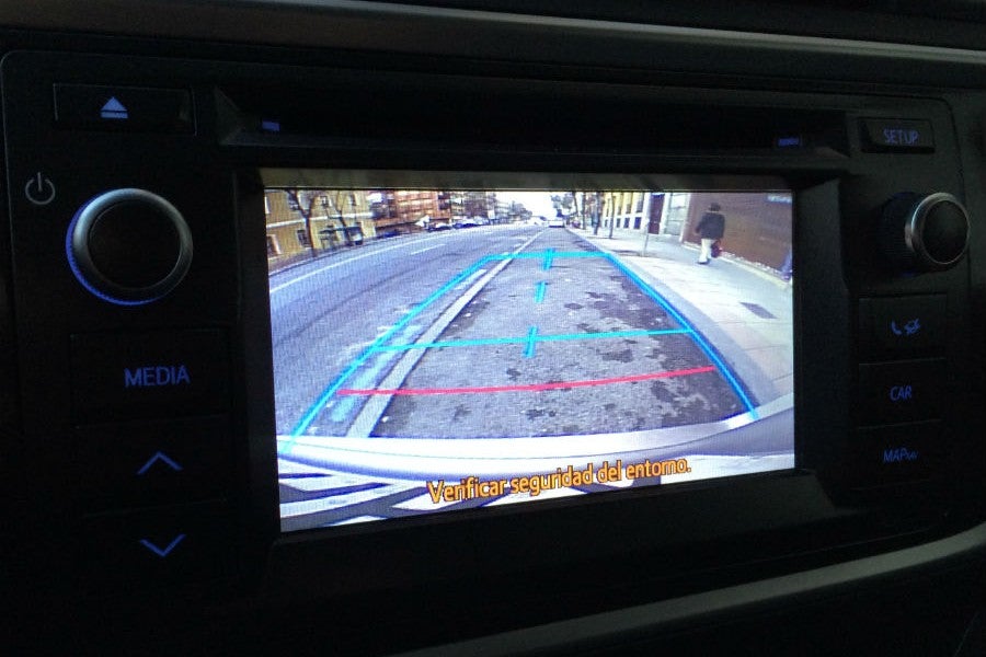 El Toyota Auris ST puede disponer de la siempre útil cámara de visión trasera.