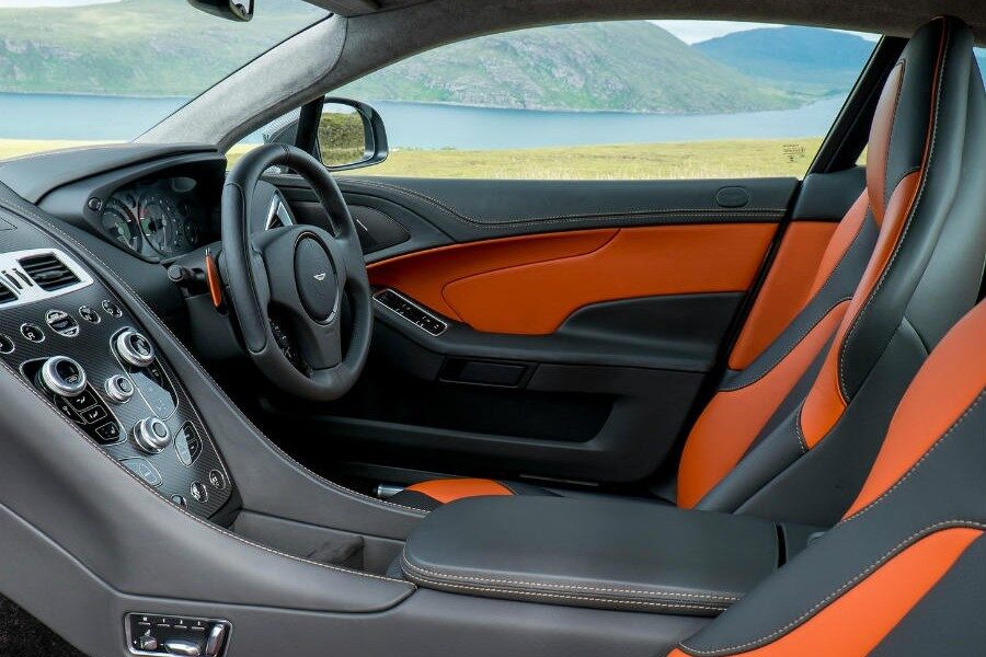 El interior del Aston Martin Vanquish es tan o más espectacular que el exterior.