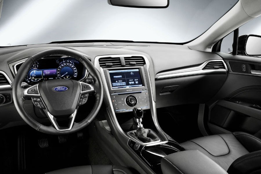 El nuevo Ford Mondeo mantiene una mezcla entre sobriedad y modernidad en su interior típica de la marca.