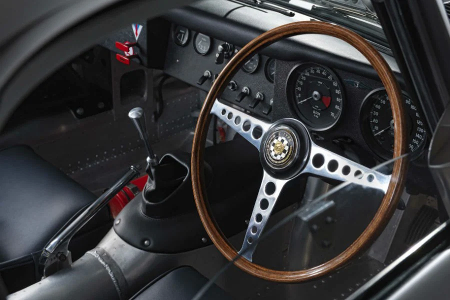 El interior del Jaguar E-Type Lightweight también respeta la tradición del modelo original.